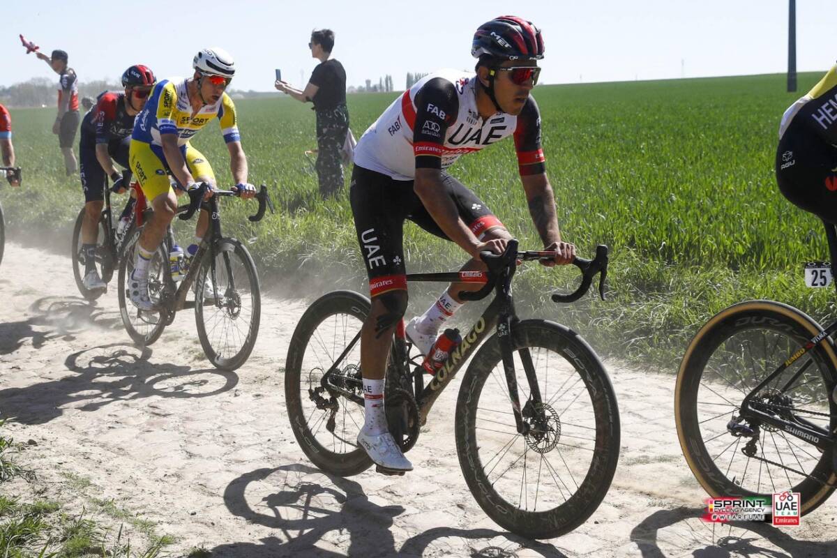 Vea el agarrón de Juan Sebastián Molano que lo sacó de la Criterium du Dauphiné 2 Vea el agarrón de Juan Sebastián Molano que lo sacó de la Criterium du Dauphiné La sexta etapa de la carrera Criterium du Dauphiné (Francia) dejó al pedalista colombiano Juan Sebastián Molano mal parado. El corredor boyacense fue expulsado de la competencia por una acción violenta que protagonizó en el final de la fracción de 196 kilómetros.