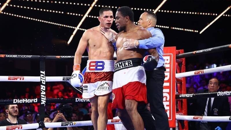 Boxeador intentó morder a su rival colombiano ¡Al estilo Mike Tyson! Alexis Angulo es el boxeador colombiano que enfrentaba al estadounidense Holyfield, cuando de repente el norteamericano intentó pegarle un mordisco.
