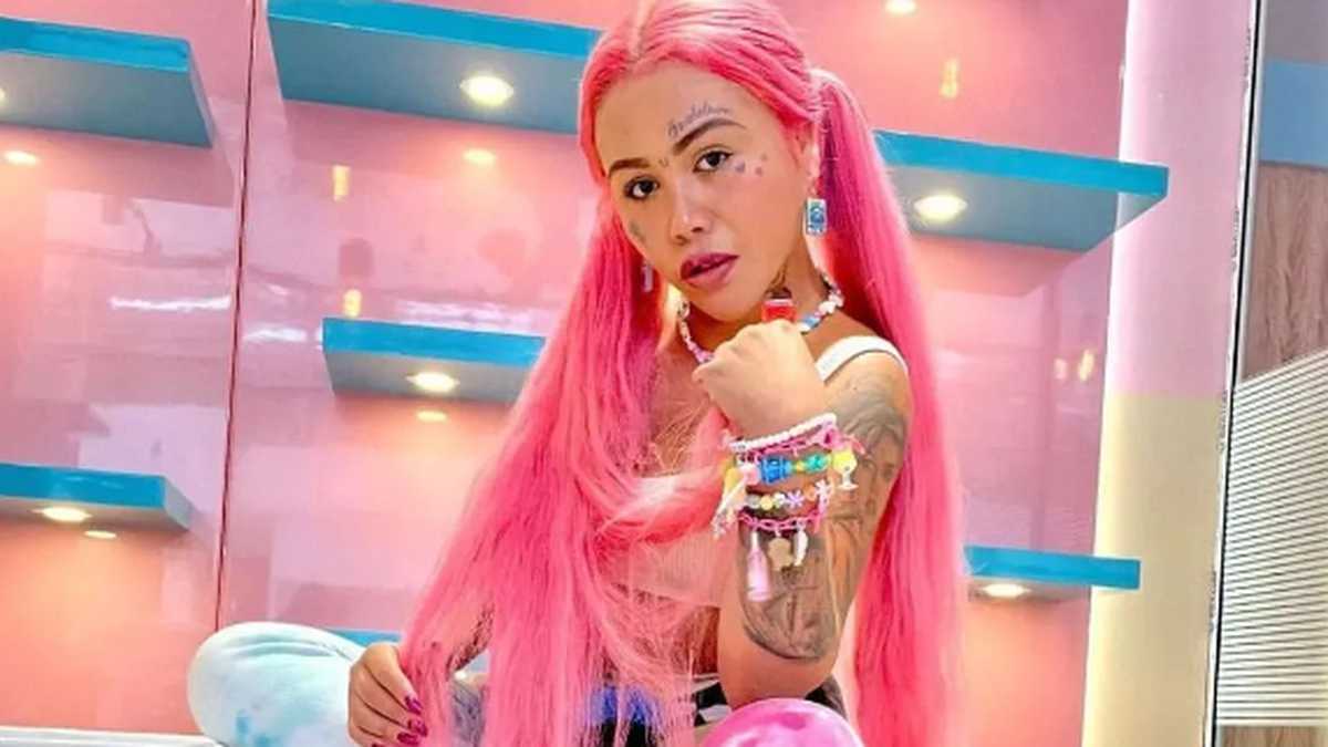 ¡Otra vez! Yina Calderón se hizo un cambio de look 8 ¡Otra vez! Yina Calderón se hizo un cambio de look La influencer Yina Calderón volvió a sorprender a sus seguidores con un nuevo cambio de look que presumió en sus redes sociales.