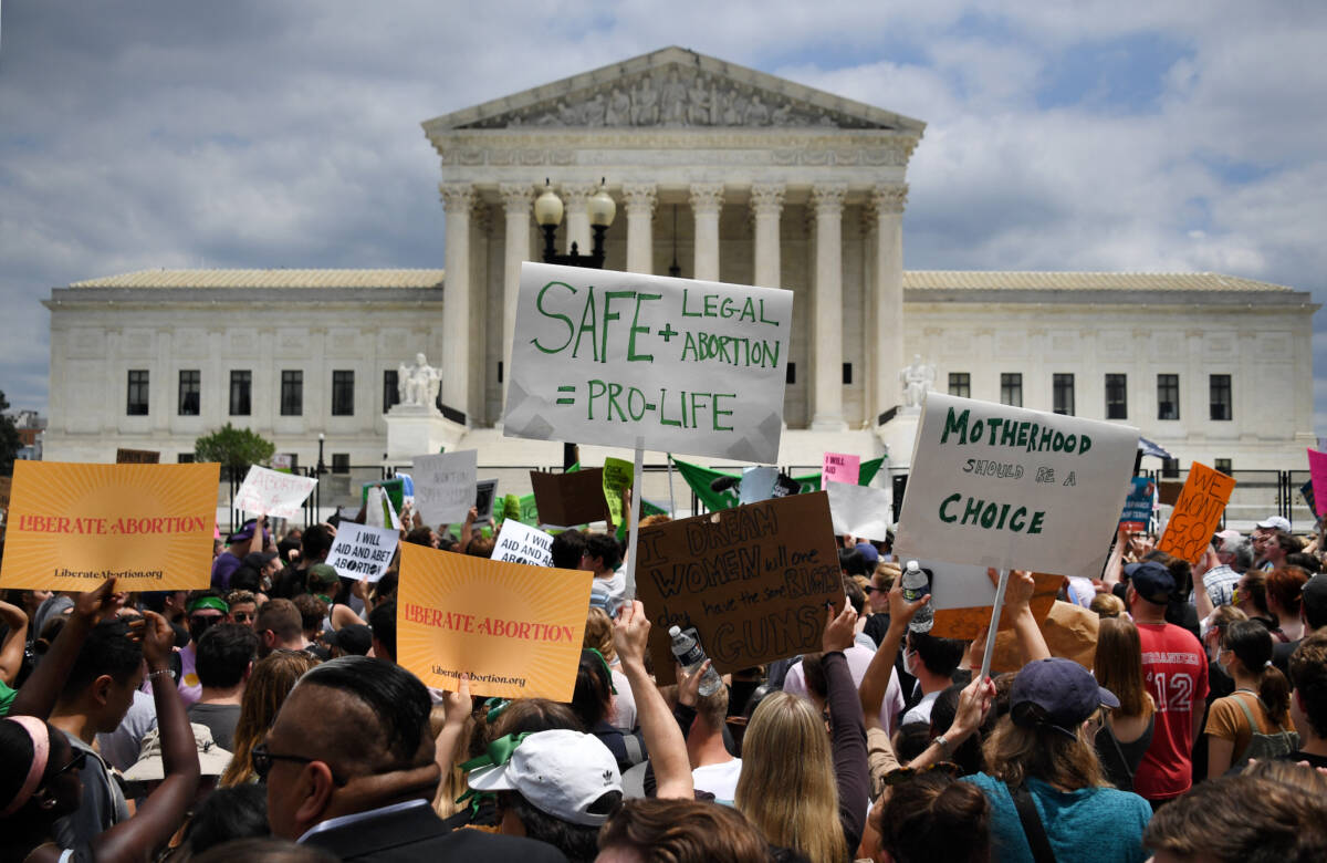 Tribunal supremo de EEUU revoca el derecho al aborto El Tribunal Supremo de Estados Unidos ha eliminado el derecho constitucional al aborto en el país tras anular, tal y como se filtró a principios de mes, el fallo Roe contra Wade que reconoció por primera vez el derecho de las mujeres al aborto sin restricciones durante el primer trimestre del embarazo, un precedente legal que se lleva usando en el país desde 1973.