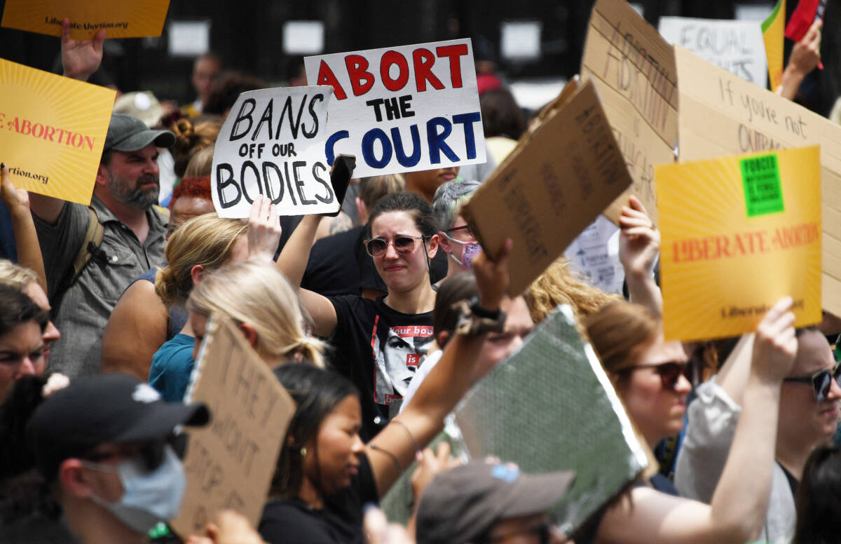 Tribunal supremo de EEUU revoca el derecho al aborto 2 Tribunal supremo de EEUU revoca el derecho al aborto El Tribunal Supremo de Estados Unidos ha eliminado el derecho constitucional al aborto en el país tras anular, tal y como se filtró a principios de mes, el fallo Roe contra Wade que reconoció por primera vez el derecho de las mujeres al aborto sin restricciones durante el primer trimestre del embarazo, un precedente legal que se lleva usando en el país desde 1973.
