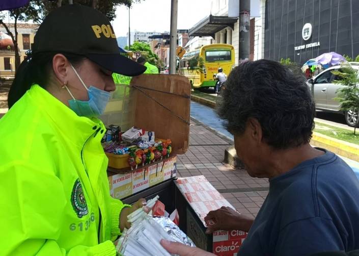 Abuela de 72 años fue capturada por vender marihuana en un parque Una abuela de 72 años de edad fue capturada por la Policía Nacional por vender cigarrillos de marihuana en pleno parque.