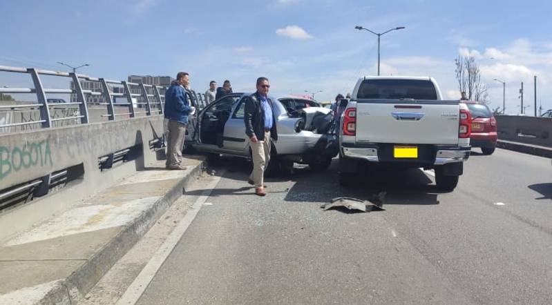 Aparatoso accidente en calle 26 dejó siete personas heridas 5 Aparatoso accidente en calle 26 dejó siete personas heridas Este miércoles 15 de junio se presentó un aparatoso accidente de tránsito en el que tres autos se chocaron y causaron una gran afectación en la movilidad.
