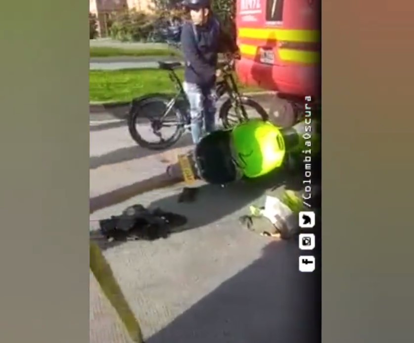 Policía falleció tras chocar en grave accidente de tránsito en la Autopista Sur Este lunes se registró un fatal accidente de tránsito sobre la Autopista Sur en sentido norte- sur, donde un policía de tránsito que se movilizaba por la calzada exclusiva de Transmilenio se estrelló con un articulado y perdió la vida.