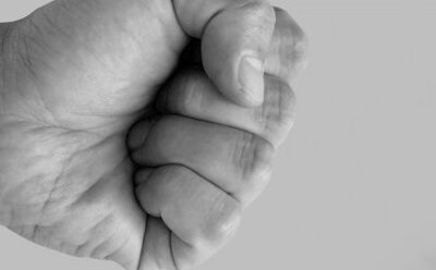 Ciudadanos agreden a pareja homosexual en Engativá En la ciudad de Bogotá se presentó un nuevo caso de intolerancia contra una pareja de hombres que se estaban besando.