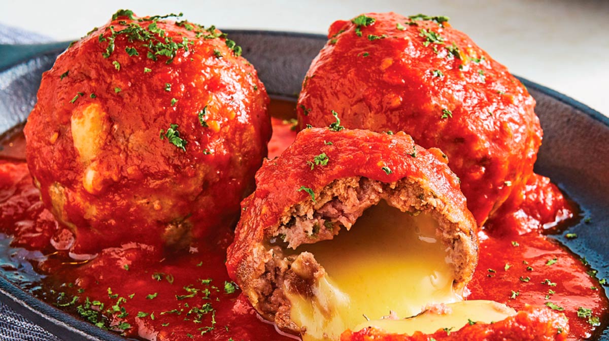 Albóndigas rellenas de jamón y queso, fáciles y deliciosas Una albóndiga es una bola de carne picada, generalmente de res y a veces de pescado mezclada con huevos y diversos condimentos, tales como perejil, comino, etcétera; aunque también hay una variable vegetariana hecha a base de seitán.&nbsp;