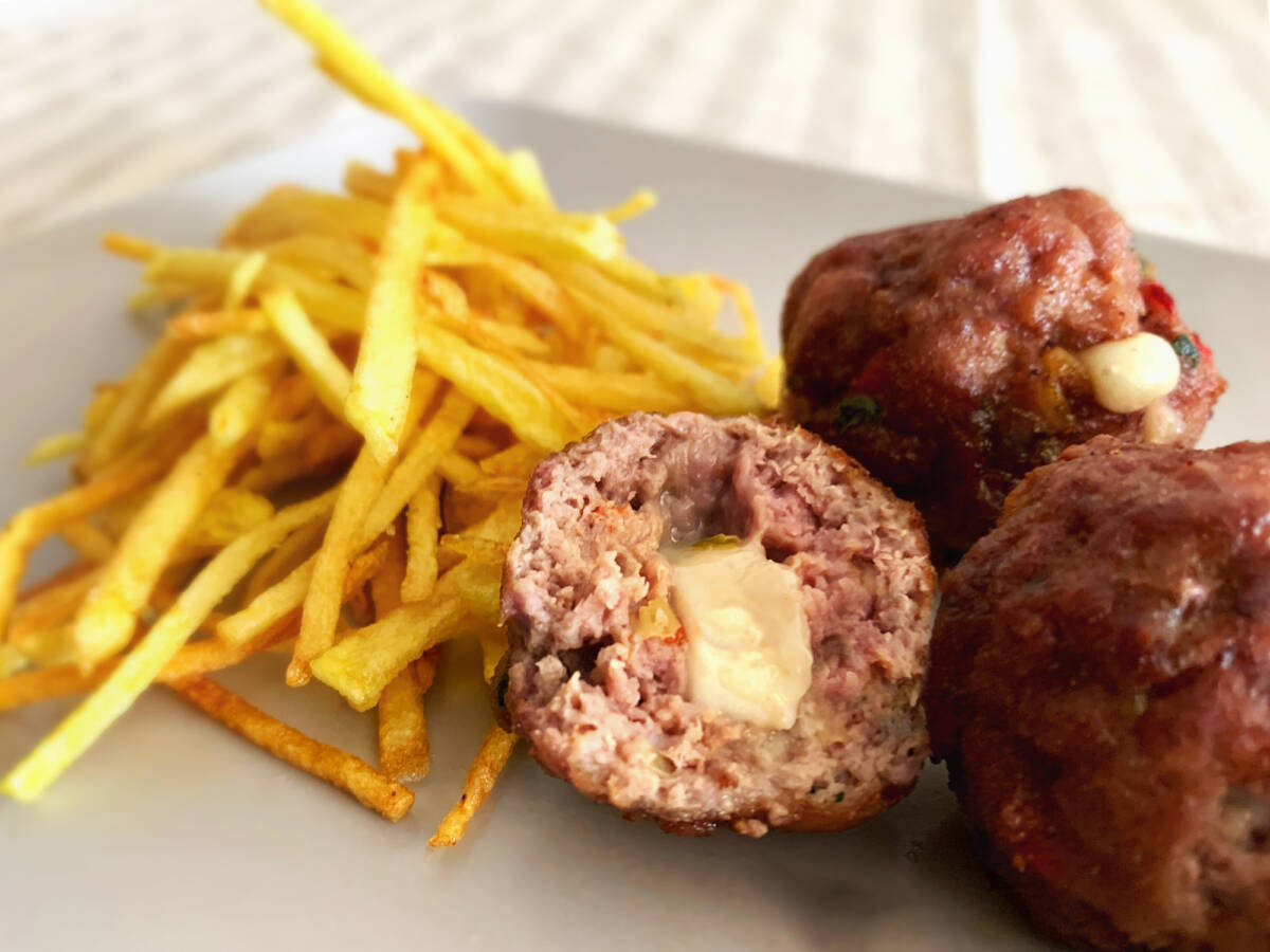 Albóndigas rellenas de jamón y queso, fáciles y deliciosas Una albóndiga es una bola de carne picada, generalmente de res y a veces de pescado mezclada con huevos y diversos condimentos, tales como perejil, comino, etcétera; aunque también hay una variable vegetariana hecha a base de seitán.&nbsp;