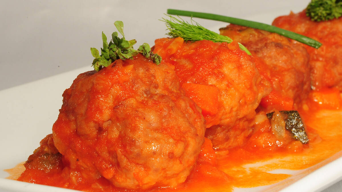 Albóndigas rellenas de jamón y queso, fáciles y deliciosas Una albóndiga es una bola de carne picada, generalmente de res y a veces de pescado mezclada con huevos y diversos condimentos, tales como perejil, comino, etcétera; aunque también hay una variable vegetariana hecha a base de seitán.&nbsp;