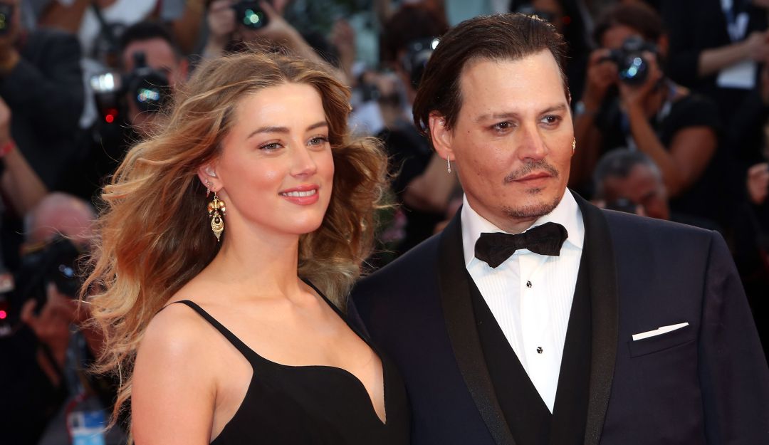 La historia de amor de Johnny Deep y Amber que terminó en escándalo La historia de amor de Johnny Deep y Amber Heard empezó en el set de grabación de la película The Rum Diaries, en la que ambos participaron y compartieron cuando corría el año 2009.