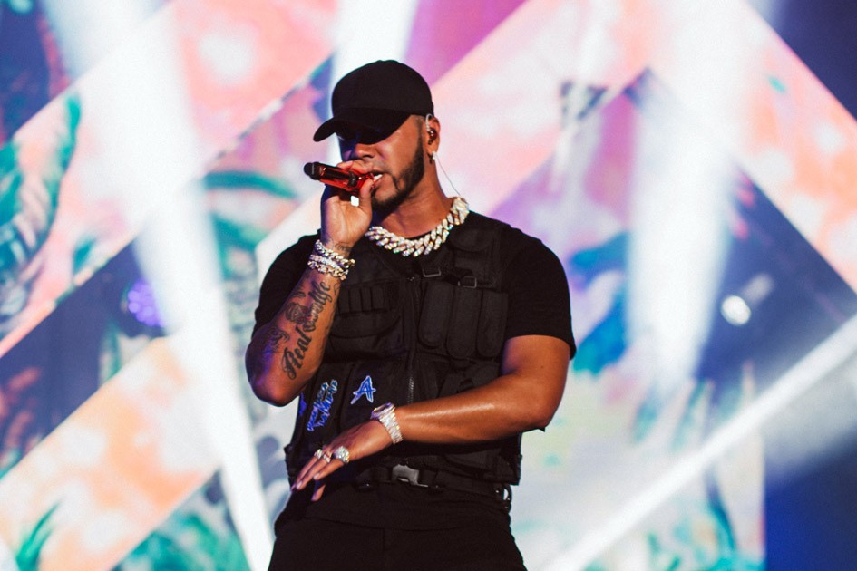 Fan se abalanzó y tumbó a Anuel en pleno concierto ¿Qué sería de los artistas sin sus fans?, realmente son demasiado importantes en la carrera de ellos, lo que pasa es que a veces su amor los lleva a hacer acciones un poco fuera de lugar, tal como lo hizo un joven en pleno concierto del cantante Anuel AA.