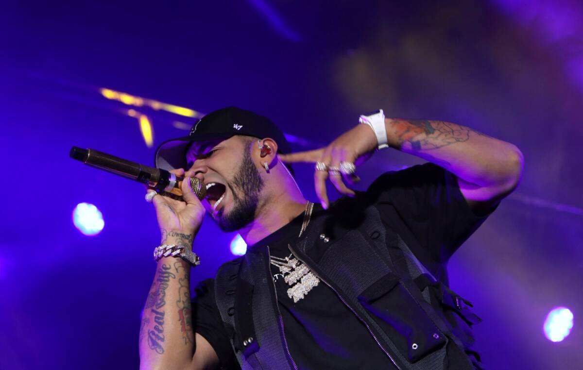 En un concierto Anuel trató de “tonta” a fan que se parecía a Karol G La novela entre Karol G y Anuel está lejos de terminar. Ahora el cantante trató mal a una fanática en un un concierto por parecerse a su ex.
