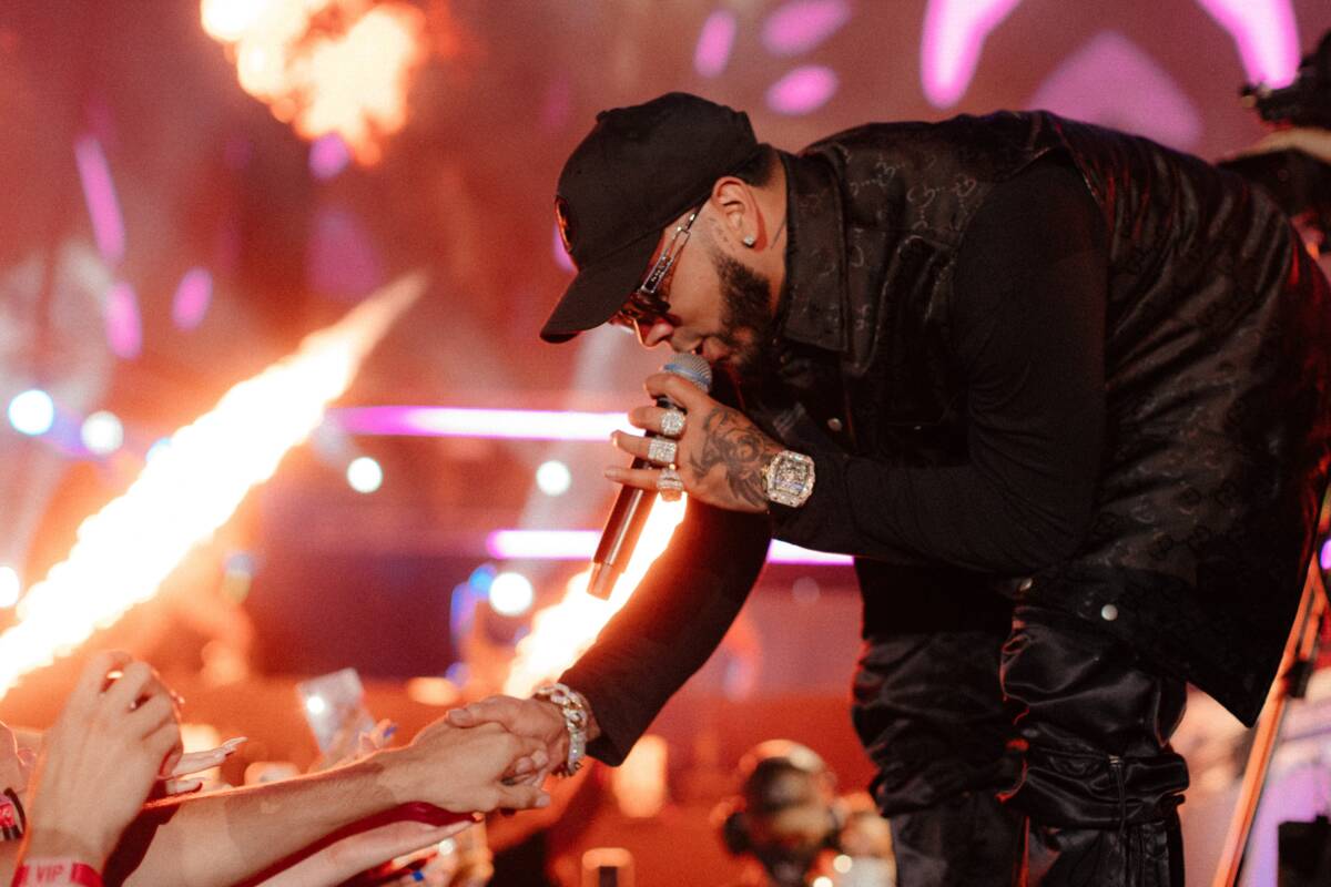 En un concierto Anuel trató de “tonta” a fan que se parecía a Karol G La novela entre Karol G y Anuel está lejos de terminar. Ahora el cantante trató mal a una fanática en un un concierto por parecerse a su ex.