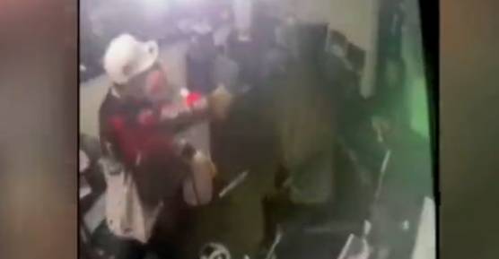 Con pistola ladrón amenazó y robó una barbería en Ciudad Jardín 7 Con pistola ladrón amenazó y robó una barbería en Ciudad Jardín Un delincuente protagonizó con pistola un robo en una barbería de barrio Ciudad Jardín (Antonio Nariño), en donde golpeó a la víctima con el arma y luego la despojó de sus partencias.
