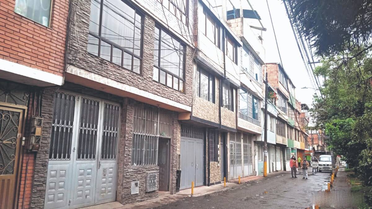 Hombre asesino a su pareja luego de una discusión en Kennedy Sobre las dos de la tarde del jueves se presentó un nuevo caso de homicidio, al parecer por motivos pasionales, esta vez en la localidad de Kennedy. Una pareja de novios no supo manejar un altercado que tuvieron y tras una fuerte discusión lamentablemente un hombre de 34 años asesinó a su pareja sentimental, un joven de 19 años. El asesino se entregó a las autoridades.