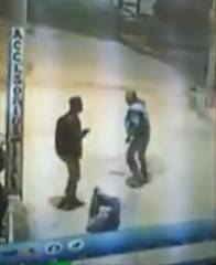 En violento ataque joven fue herido con cuchillo en Usme En las cámaras de seguridad del lugar quedó registrado el momento en que el Jonathan Steven Guzmán cae al suelo y recibe varios ataques con cuchillo por parte de otro hombre.
