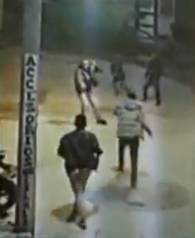 En violento ataque joven fue herido con cuchillo en Usme En las cámaras de seguridad del lugar quedó registrado el momento en que el Jonathan Steven Guzmán cae al suelo y recibe varios ataques con cuchillo por parte de otro hombre.