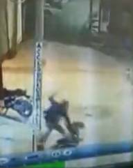 En violento ataque joven fue herido con cuchillo en Usme En las cámaras de seguridad del lugar quedó registrado el momento en que el Jonathan Steven Guzmán cae al suelo y recibe varios ataques con cuchillo por parte de otro hombre.