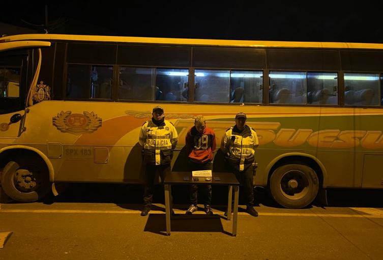 Criminales atracaron un bus intermunicipal y luego abrieron fuego contra la policía 1 Criminales atracaron un bus intermunicipal y luego abrieron fuego contra la policía En el municipio de Tenjo, en la vía que comunica con Siberia, se presentó un nuevo atraco masivo. Un grupo de criminales se subió a un bus intermunicipal proveniente de Bogotá y con armas de fuego intimidaron a los pasajeros y al conductor.