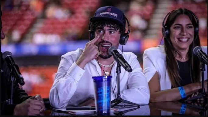 Bad Bunny ahora también es comentarista deportivo Si usted es de los que opina que Bad Bunny actualmente está hasta en la sopa, pues está en lo cierto, porque Benito Antonio Martínez Ocasio además de componer, rapear, cantar y actuar, ahora volvió a dar un golpe de opinión en el mundo del deporte.