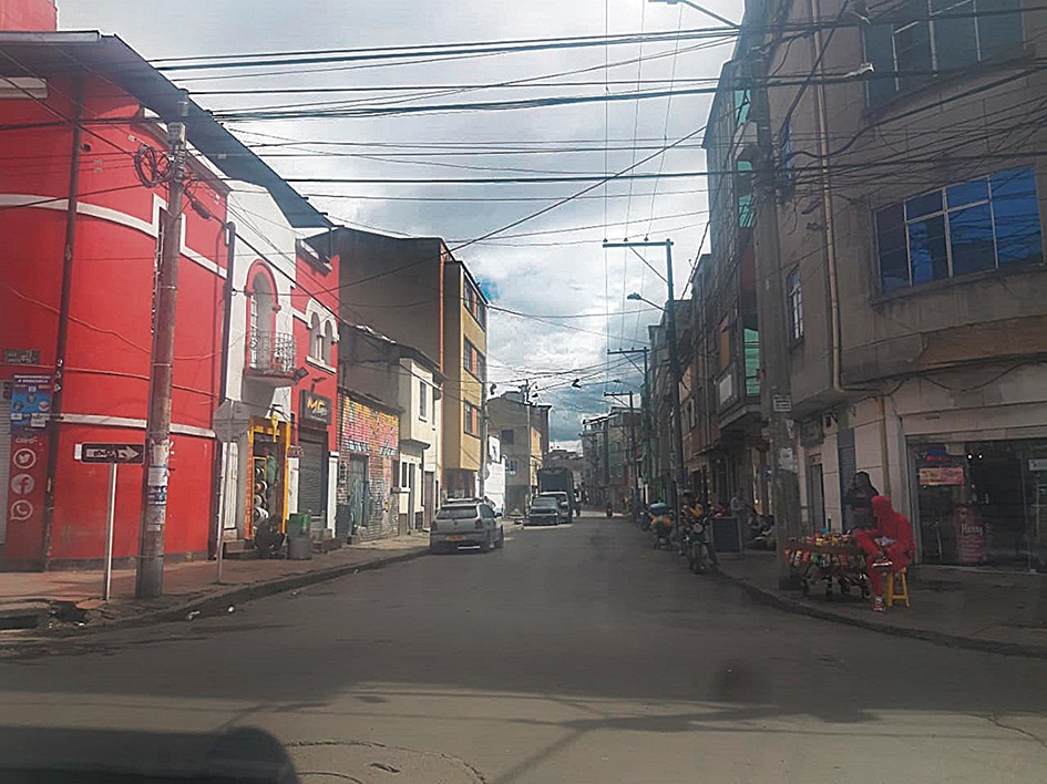 Baleado en la Zona de Tolerancia de Bogotá 1 Baleado en la Zona de Tolerancia de Bogotá Dos horas después, en la cuadra donde en horas de la mañana de ayer balearon a un joven de 24 años en pleno corazón de la Zona de Tolerancia, el movimiento ya se había retomado y parecía como si no hubiese pasado absolutamente nada. Y es que en menos de una semana ya van dos jóvenes baleados en este sector.