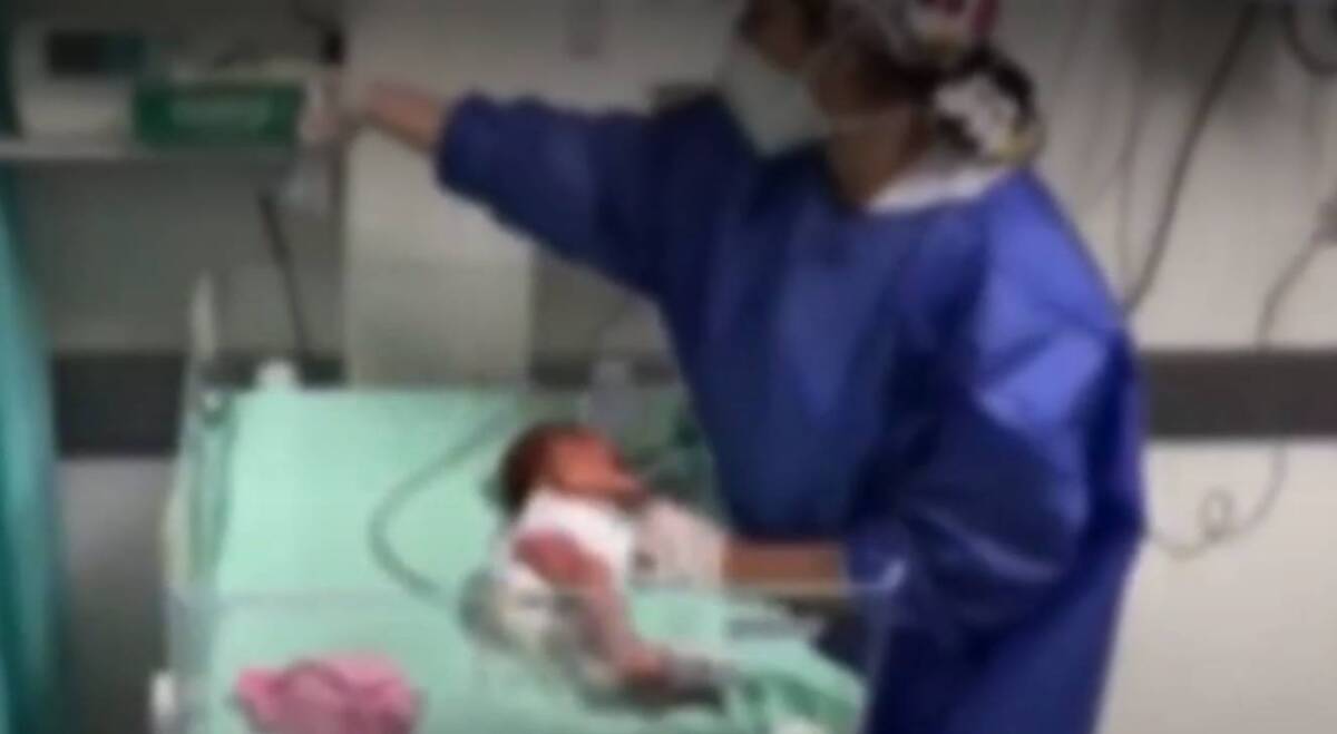 Infame: mujer lanza a su propia bebé desde un puente 2 Infame: mujer lanza a su propia bebé desde un puente Una bebé de nueve días de nacida habría sido lanzada desde un puente en Cúcuta (Norte de Santander) por su propia madre. La niña sufrió algunas lesiones pero, milagrosamente, logró sobrevivir al terrible hecho.