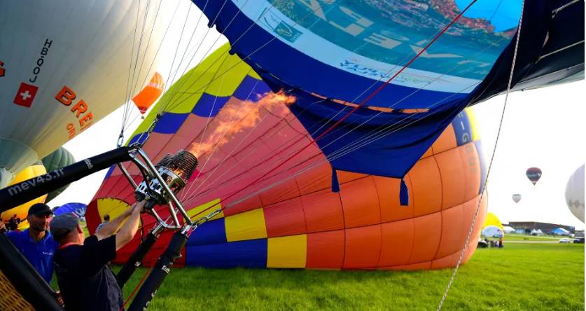 Globo aerostático se chocó contra un tren y un edificio Tres personas terminaron en el hospital luego de que el globo aerostático en el que se transportaban perdiera el control, se estrellara contra un edificio y un tren en movimiento.