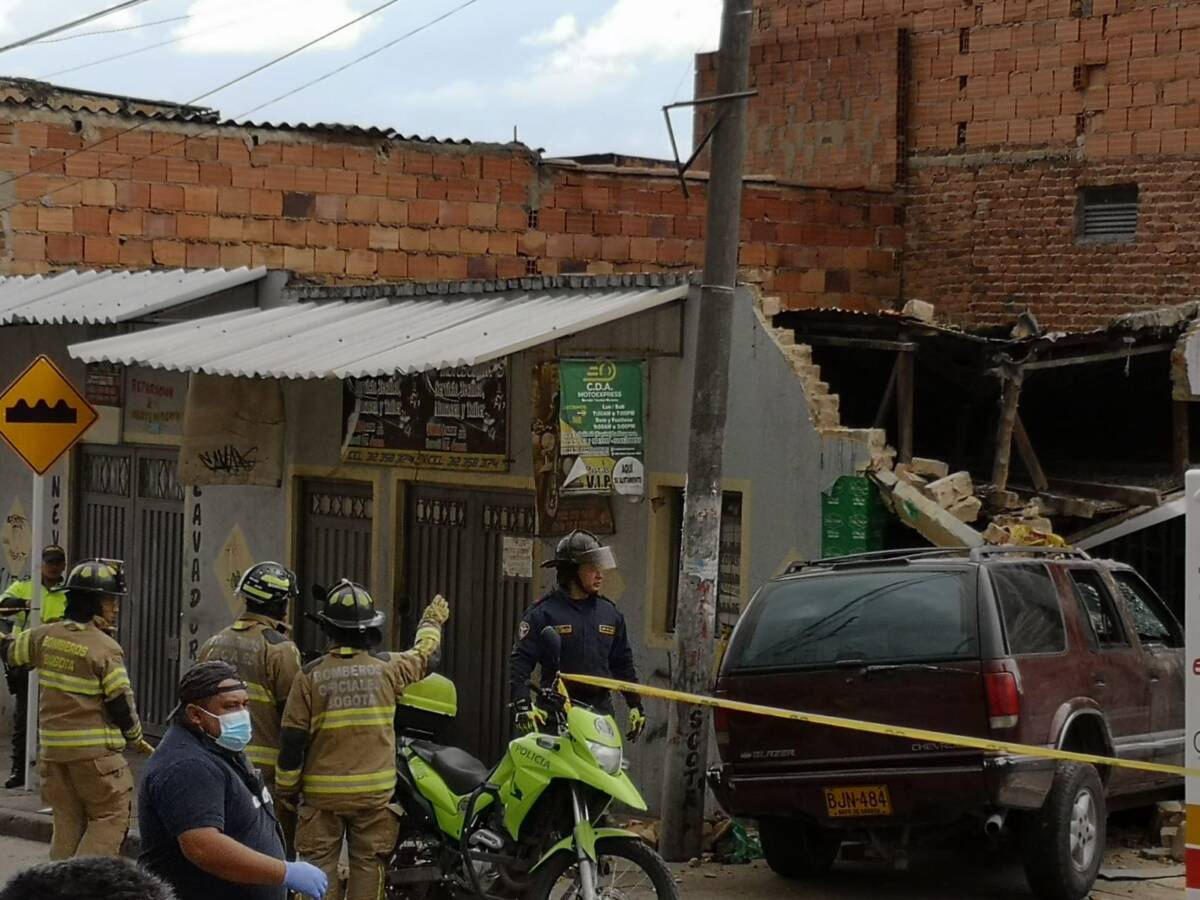 Conductor borracho se estrelló contra una vivienda en Ciudad Bolívar 2 Conductor borracho se estrelló contra una vivienda en Ciudad Bolívar Antes de que el reloj marcara el mediodía de ayer, los habitantes del barrio Ismael Perdomo en Ciudad Bolívar fueron sorprendidos por el tremendo choque de una camioneta contra un inmueble donde funciona un establecimiento comercial.