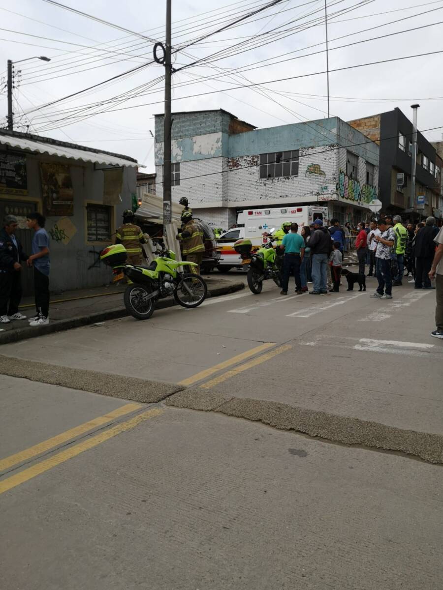 Conductor borracho se estrelló contra una vivienda en Ciudad Bolívar 1 Conductor borracho se estrelló contra una vivienda en Ciudad Bolívar Antes de que el reloj marcara el mediodía de ayer, los habitantes del barrio Ismael Perdomo en Ciudad Bolívar fueron sorprendidos por el tremendo choque de una camioneta contra un inmueble donde funciona un establecimiento comercial.