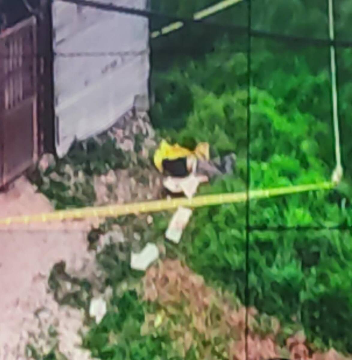Encuentran el cuerpo de un joven asfixiado con una bolsa 6 Encuentran el cuerpo de un joven asfixiado con una bolsa A la ola de temerosos homicidios que sacudieron Bosa en los últimos días, se le sumó el misterioso y macabro hallazgo, el martes, de un joven con una bolsa en la cabeza a las orillas del humedal Tibanica en el barrio San José.