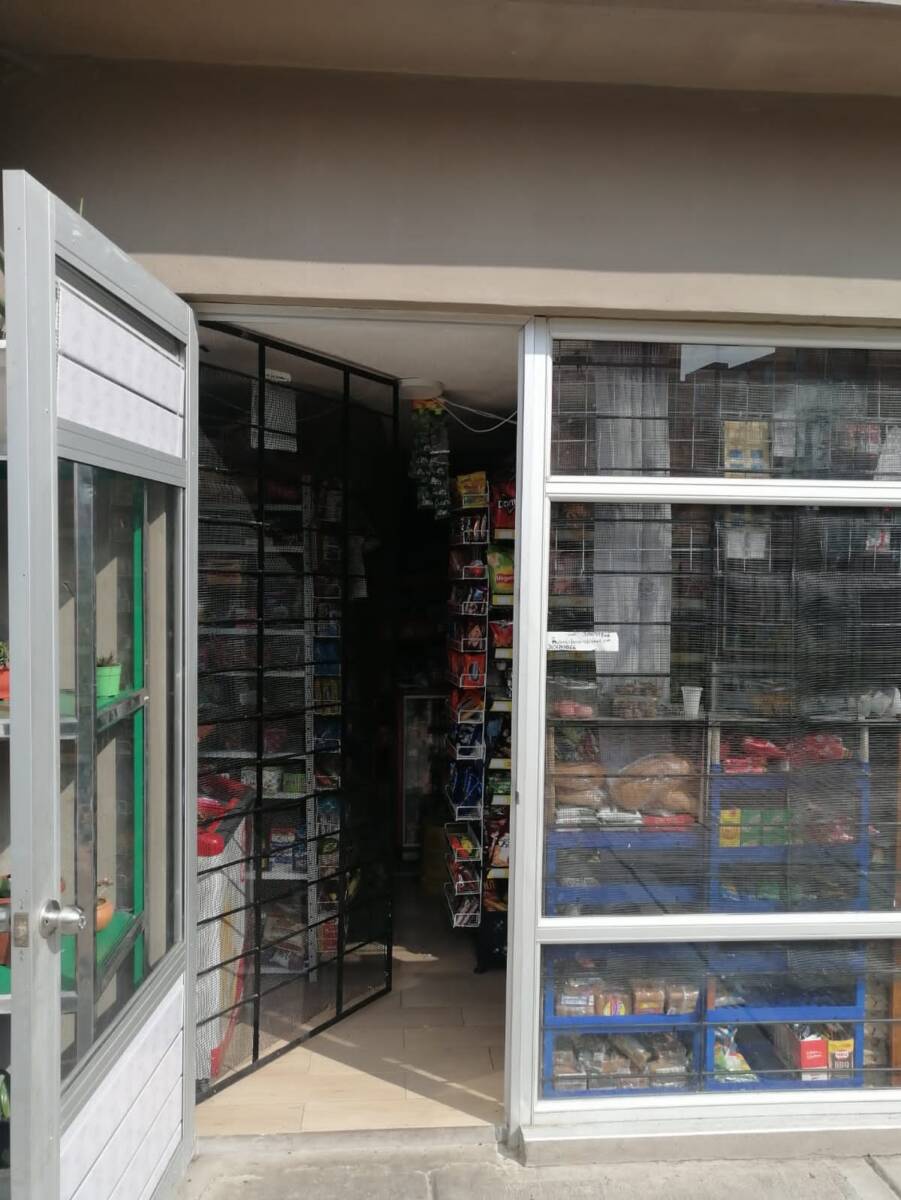 En Bosa: niño resultó con un disparo en la cabeza A la 1:32 de la tarde de ayer, una llamada proveniente del Hospital de Kennedy entró a la línea de emergencias de la policía de Bosa. Informaban una triste y extraña novedad: un niño de apenas 9 añitos, había ingresado al hospital con una supuesta herida por una caída que había sufrido, pero en realidad los galenos pillaron que no había ninguna caída, el menor tenía una bala incrustada en su cabecita.