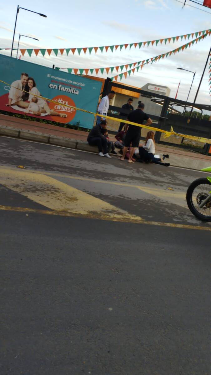 Mujer fue asesinada frente a sus hijos en Bosa 1 Mujer fue asesinada frente a sus hijos en Bosa La mañana de este miércoles una mujer en Bosa, que estaba llevando a sus hijos al colegio, fue asesinada con arma de fuego por dos delincuentes que le seguían sus pasos.