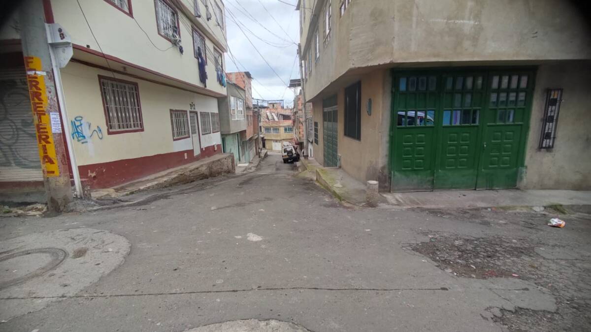 Apuñalan a constructor dentro del billar Ramón Enrique Guerrero Roldán no pensó que devolverse al billar ‘La Huerta’ le costaría la vida la noche de este sábado. El hombre fue víctima de una mortal intolerancia a manos de un furioso sujeto, que lo apuñaló en medio del jolgorio que se respiraba en el establecimiento del barrio María Cano (Ciudad Bolívar).