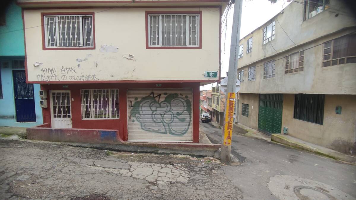 Apuñalan a constructor dentro del billar 1 Apuñalan a constructor dentro del billar Ramón Enrique Guerrero Roldán no pensó que devolverse al billar ‘La Huerta’ le costaría la vida la noche de este sábado. El hombre fue víctima de una mortal intolerancia a manos de un furioso sujeto, que lo apuñaló en medio del jolgorio que se respiraba en el establecimiento del barrio María Cano (Ciudad Bolívar).