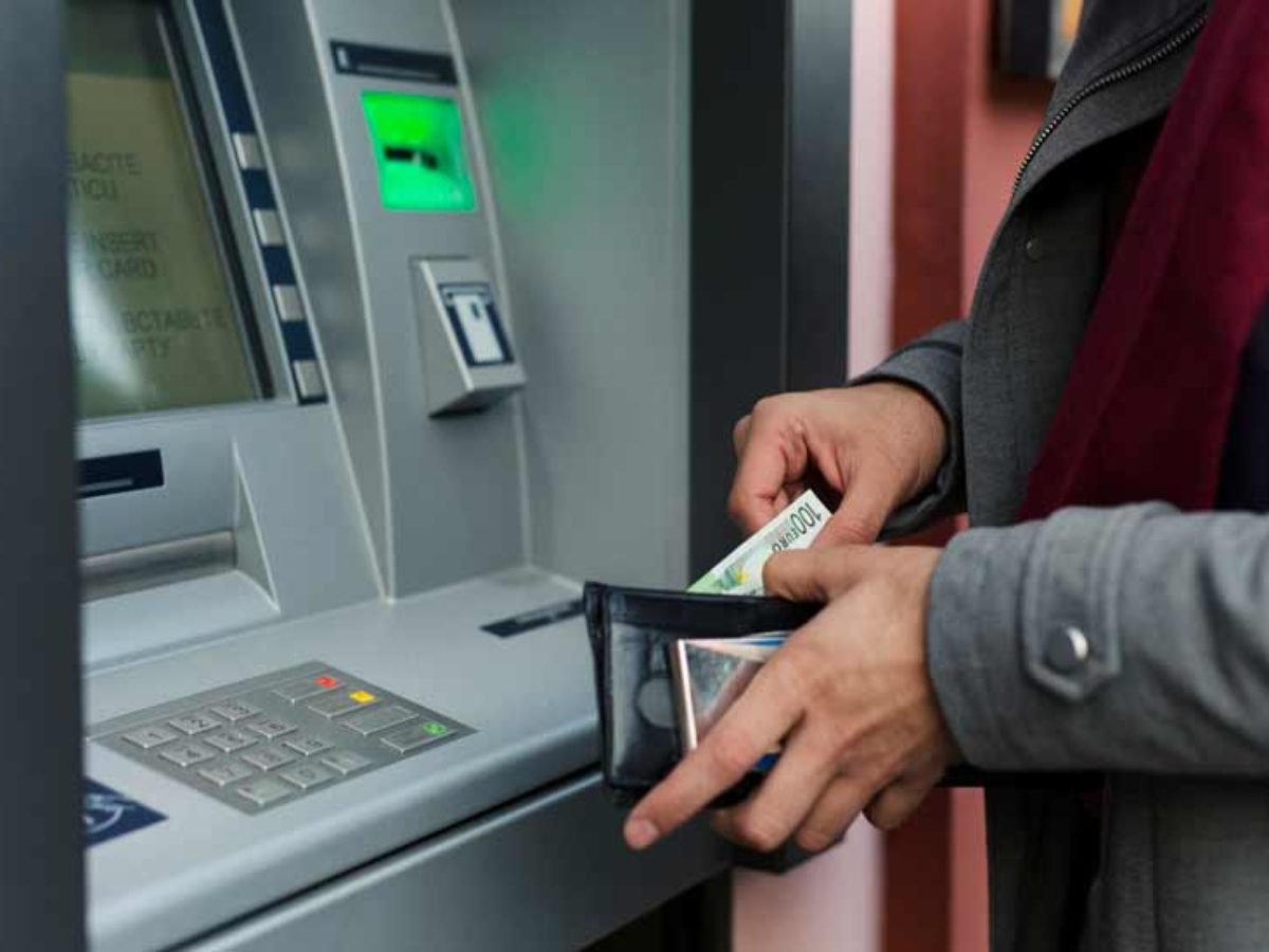 ¡Pilas! Con esta modalidad de estafa podrían vaciar su cuenta bancaria tras realizar retiro 1 ¡Pilas! Con esta modalidad de estafa podrían vaciar su cuenta bancaria tras realizar retiro Los estafadores, al obtener estos comprobantes, pueden utilizar la información contenida para manipular a los usuarios y acceder a sus cuentas bancarias.