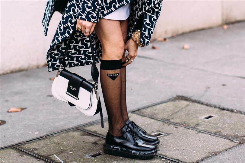 3 Prendas de esta temporada 2 3 Prendas de esta temporada Entre gustos no hay disgustos, es un dicho muy común aplicado al contexto de la moda, ya que cada vez salen propuestas más novedosas, que en ocasiones parecen muy raras y cuando las vemos por primera vez podríamos llegar a pensar que no son de nuestro agrado.