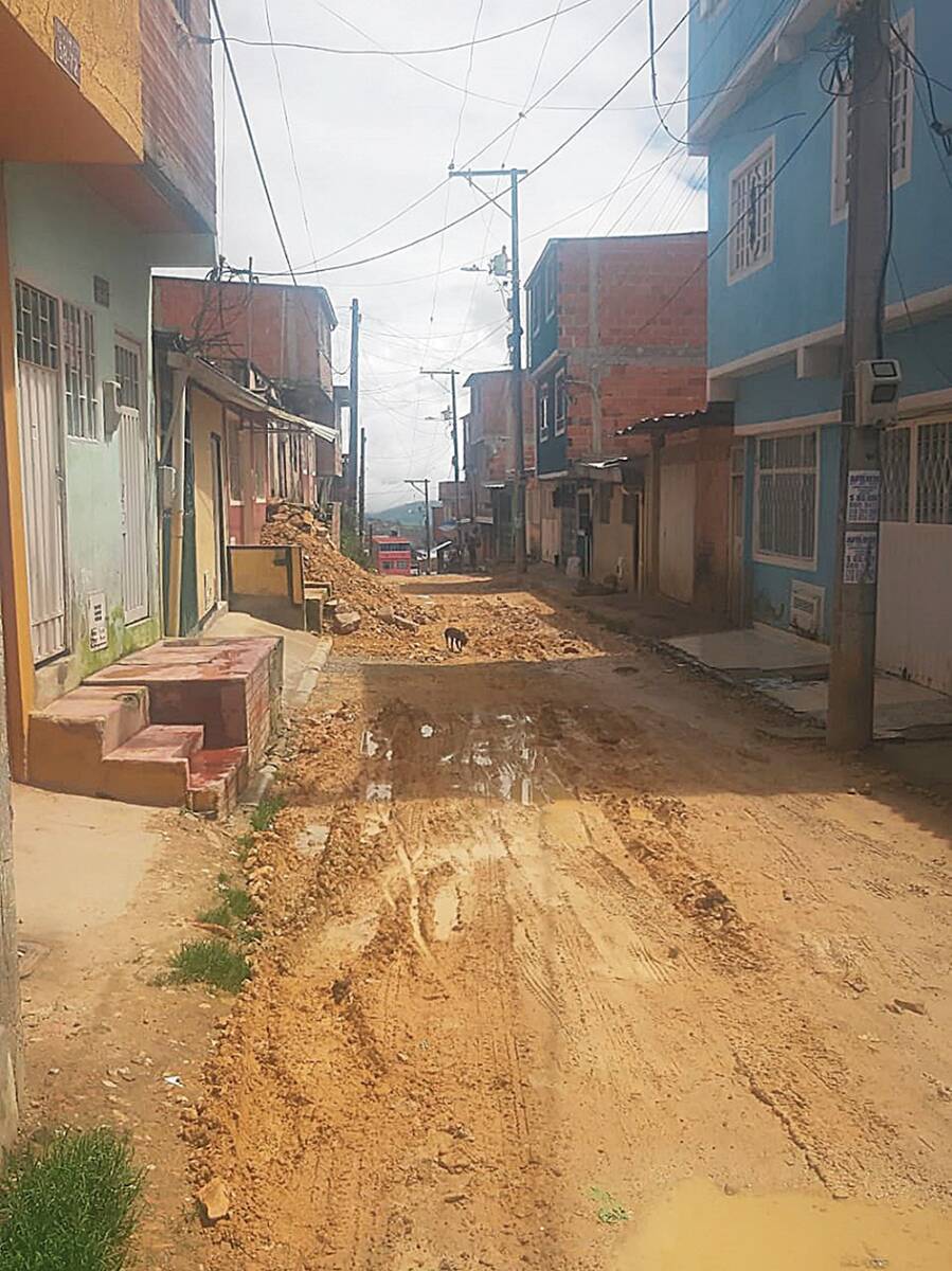 Cita de la muerte en Soacha La cuadra de este barrio fue acordonada a cabalidad. El cadáver del joven quedó a plena vista de los lugareños, con un tiro en el rostro que segó su vida en un parpadeo. Su moto, con la que se ganaba la vida, no estaba por ningún lado, razón por la cual se creyó que su muerte obedeció a un descarado hurto. Al parecer la cita, o servicio que pidieron los homicidas, había sido con el fin de despojarlo del vehículo de dos ruedas. Esta versión es la que cobra cada vez más fuerza.