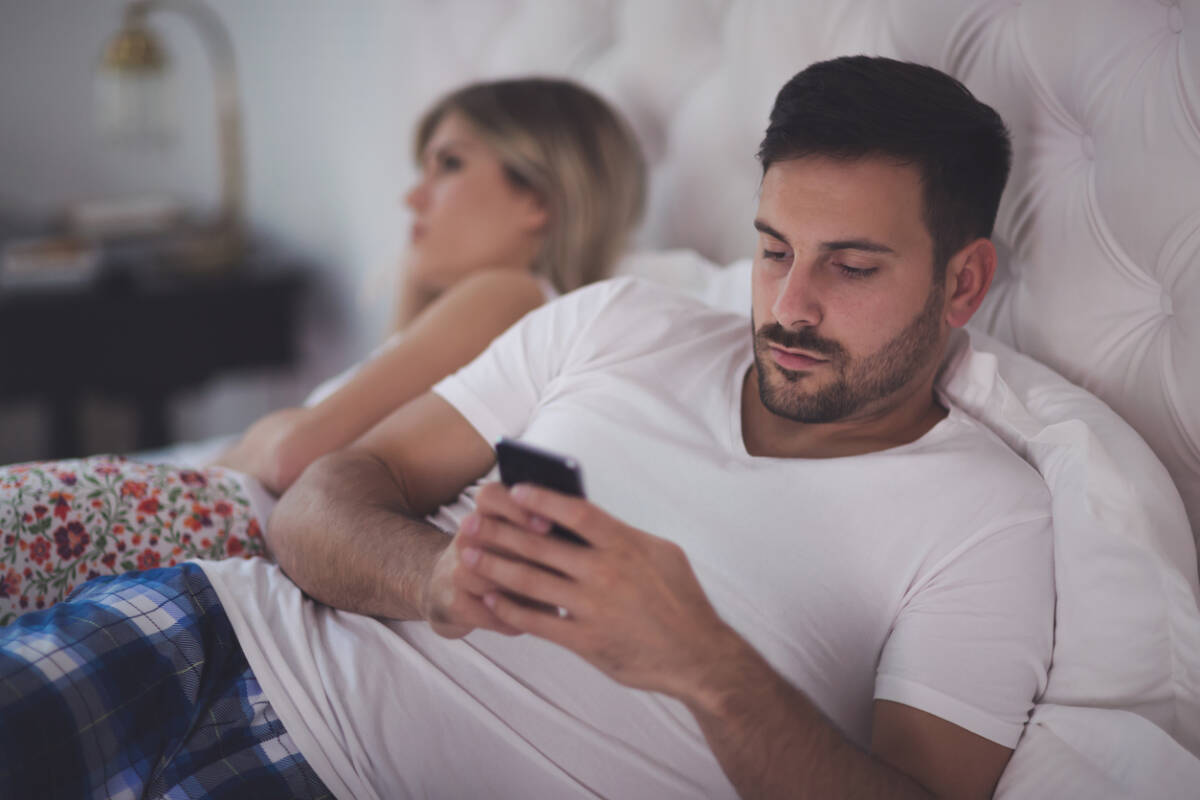Diez señales de que su pareja le puede estar siendo infiel 1 Diez señales de que su pareja le puede estar siendo infiel Tras los rumores sobre la supuesta separación de Shakira y Piqué, porque el futbolista le habría sido infiel con una mujer 15 años menor que él, ha desatado todo tipo de comentarios.