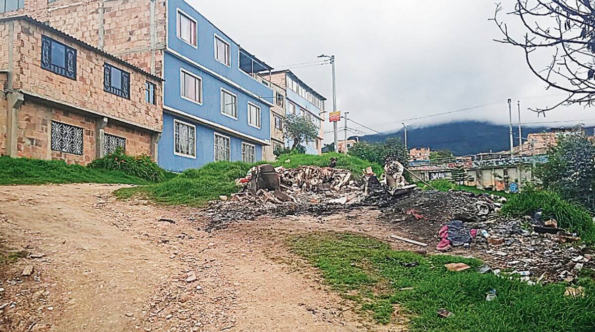 Asesinan a joven mientras dormía en un cambuche en Usme 1 Asesinan a joven mientras dormía en un cambuche en Usme “Era un muchacho muy querido en el barrio”, dijo una señora mientras veía los restos quemados del cambuche de este muchacho, de unos 30 años de edad.