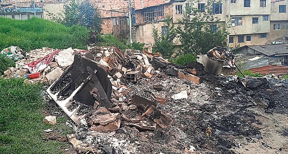 Asesinan a joven mientras dormía en un cambuche en Usme “Era un muchacho muy querido en el barrio”, dijo una señora mientras veía los restos quemados del cambuche de este muchacho, de unos 30 años de edad.