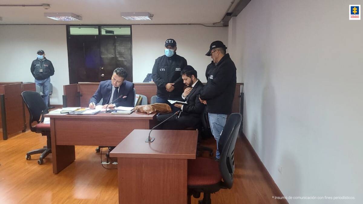 Sujeto que atacó a su pareja con machete fue recapturado A principios del mes de marzo, se había conocido que el sujeto identificado como Miguel Camilo Parra, señalado de haber ocasionado varias lesiones con un hacha en octubre de 2020, a su entonces pareja sentimental, había quedado en libertad. Ahora este hombre volvió a prisión, tras haber sido recapturado en medio de la audiencia de lectura de sentido de fallo condenatorio por tentativa de feminicidio.