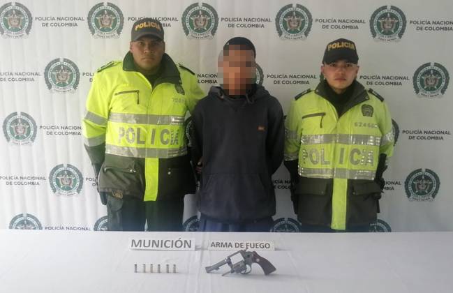 Capturan a alias 'Marquitos', uno de los más buscados por hurto en Bogotá En las últimas horas se conoció que las autoridades en Ciudad Bolívar lograron la captura de uno de los sujetos más buscados en Bogotá. La Policía de esta localidad del sur de la capital informó que, mediante actividades de control y prevención, capturaron a Mateo Castañeda, alias ‘Marquitos’, quien estaba incluido en el cartel de los más buscados por hurto a transporte masivo de Bogotá.