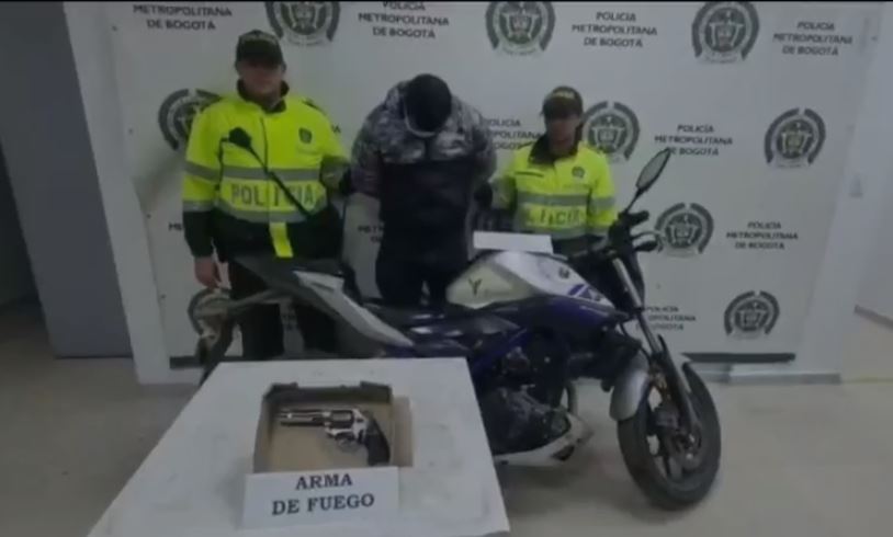 Policía frustró robo a un motociclista en Puente Aranda 5 Policía frustró robo a un motociclista en Puente Aranda En las últimas horas la Policía Metropolitana de Bogotá informó que en labores de patrullaje por la localidad de Puente Aranda, se logró frustrar el robo a un motociclista y se dio con la captura de uno de los delincuentes.