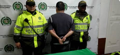 Víctima de hurto terminó capturado por porte ilegal de armas cuando se defendía de unos pillos 9 Víctima de hurto terminó capturado por porte ilegal de armas cuando se defendía de unos pillos En la localidad de Antonio Nariño, un hombre fue víctima de hurto y para defenderse, sacó su arma de fuego y disparó al aire, sin embargo, terminó siendo capturado por las autoridades por parte ilegal de armas.