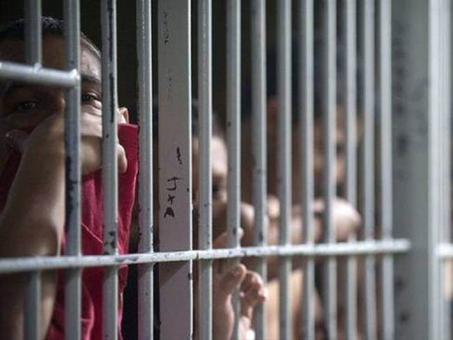A la cárcel por presunto feminicidio y desaparición forzada Un juez de control de garantías impuso medida de aseguramiento en centro carcelario contra un hombre de 28 años, quien el pasado 21 de marzo en una finca de la vereda La Pradera del Corregimiento el Caimo en Armenia, Quindío, presuntamente golpeó y asfixió a su pareja sentimental de 22 años, en medio de un ataque de celos.