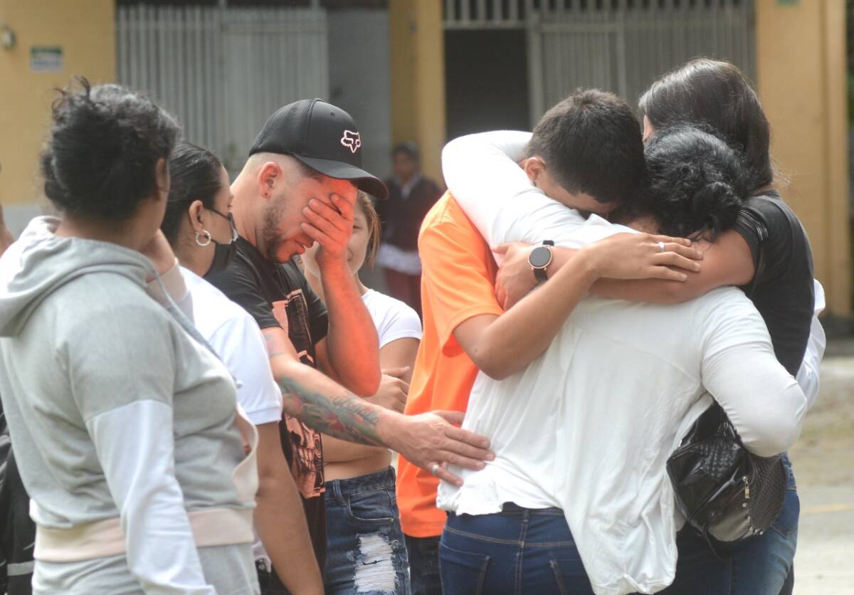 Así han transcurrido las horas desde que ardió el pabellón 8 de la cárcel de Tuluá 1 Así han transcurrido las horas desde que ardió el pabellón 8 de la cárcel de Tuluá Lo ocurrido en la cárcel del Tuluá es una tragedia jamás vivida en una cárcel de Colombia: 51 muertos y 24 heridos, dan cuenta de la voracidad con que las llamas consumieron el lugar. La identificación de las víctimas tardará varios días.
