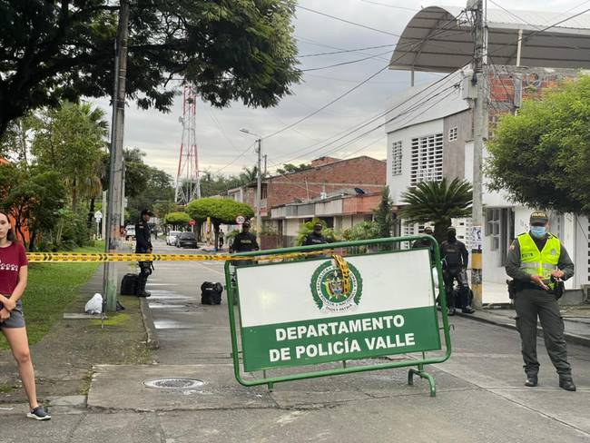 Empezó el levantamiento de los cuerpos en la cárcel de Tuluá La seccional judicial de la Policía de la Sijín informó hace pocos minutos que en el momento ya se dio inicio al levantamiento de los cuerpos de los reclusos que fallecieron durante el incendio que se presentó en el pabellón 8 de la cárcel de Tuluá a la 1:30 de la madrugada de este martes.