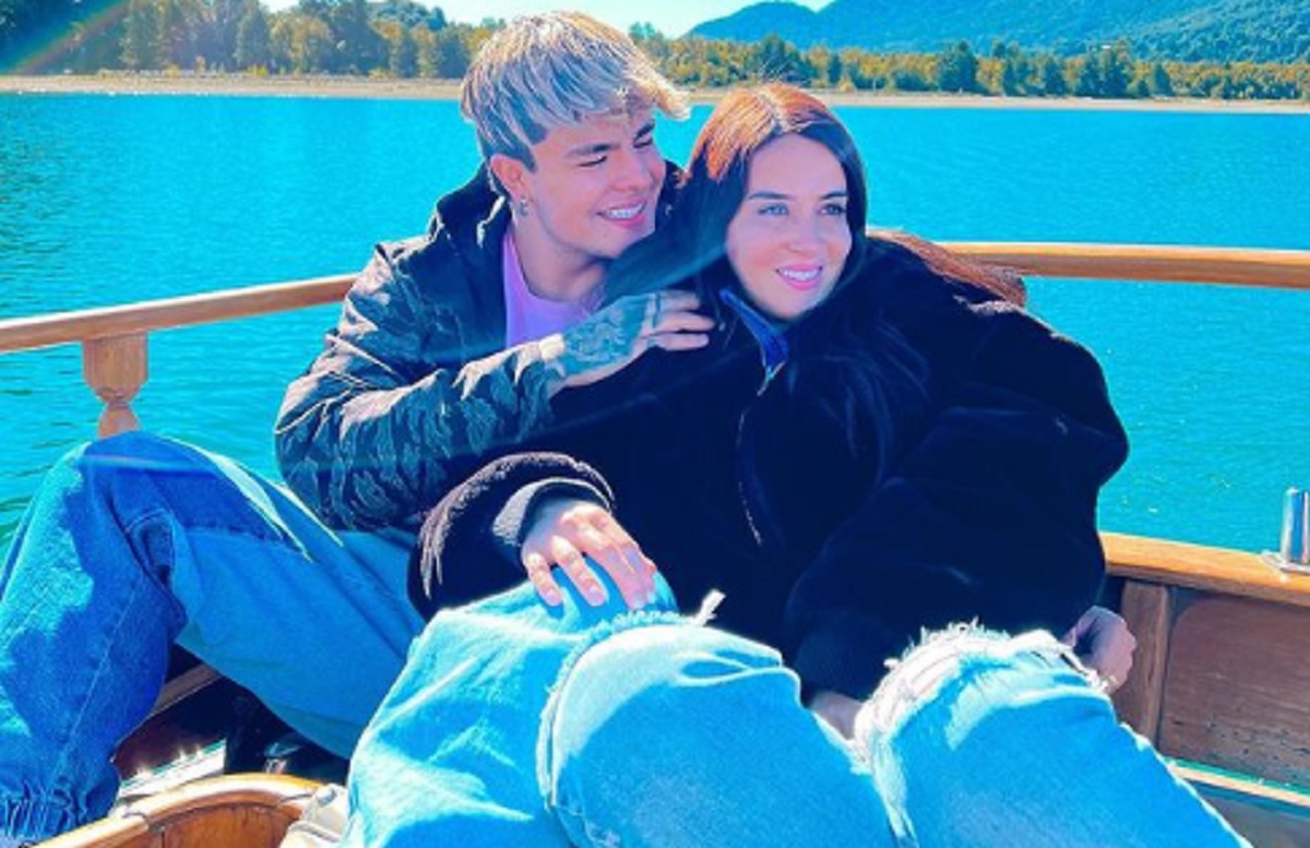 EN VIDEO: Reconocido influencer maltrató a su esposa frente a su hija En redes sociales se volvió viran un video donde se ve el momento en el que el influencer colombiano Carlos Feria le grita y empuja de manera violenta a su esposa, Adriana Valcárcel en medio de una discusión y enfrente de su pequeña hija.
