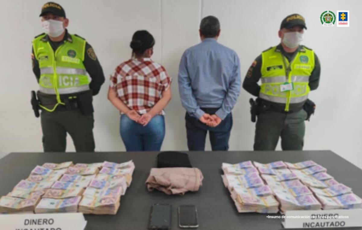 Descubren red de lavado de activos que operaba a través de casas de cambio Al parecer, el modus operandi de dicho grupo ilegal consistía en usar como fachada una empresa de cambio de divisas para justificar las operaciones de grandes sumas de dinero. Así mismo, reclutaban a personas para que transportaran fajos de dinero pegados al cuerpo, en maletas de doble fondo o en los compartimentos de aire acondicionado de los carros.