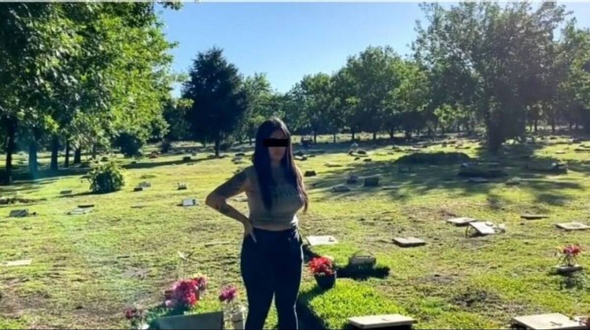 Polémica por pareja que se grabó teniendo sexo en un cementerio Un hecho insólito ha generado gran polémica en Argentina, una pareja de jóvenes se grabó teniendo sexo en un cementerio.