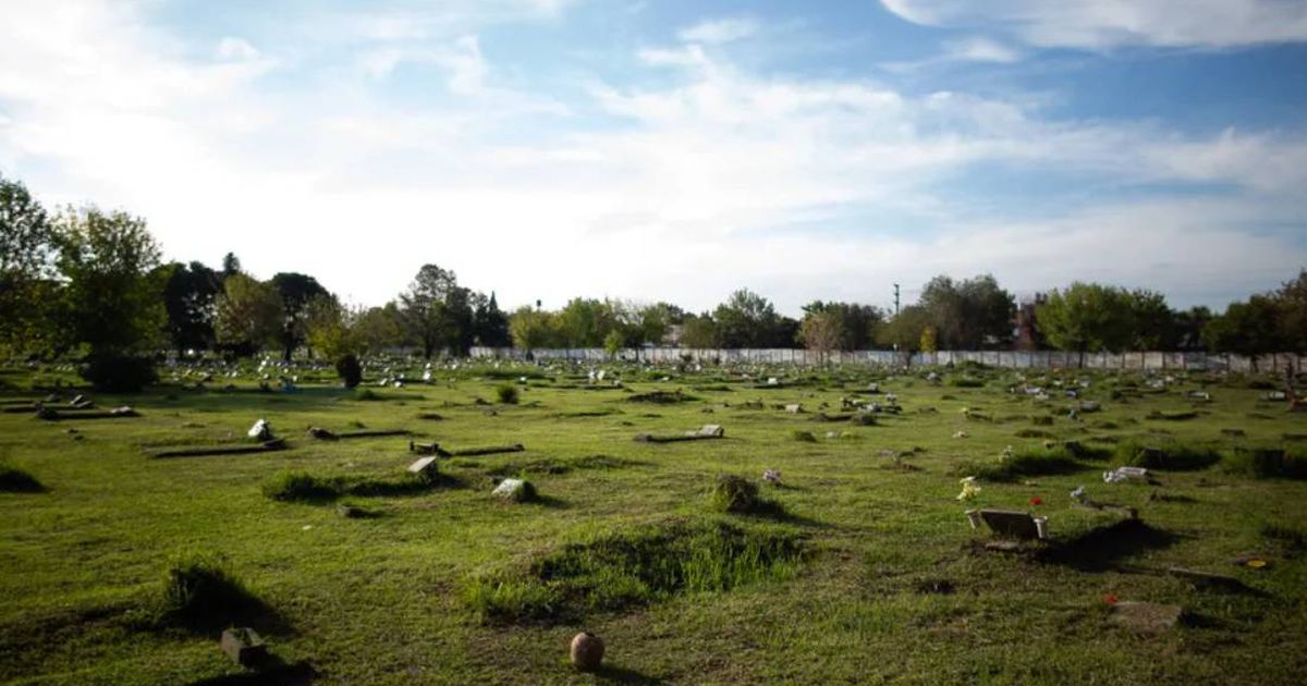 Polémica por pareja que se grabó teniendo sexo en un cementerio 1 Polémica por pareja que se grabó teniendo sexo en un cementerio Un hecho insólito ha generado gran polémica en Argentina, una pareja de jóvenes se grabó teniendo sexo en un cementerio.